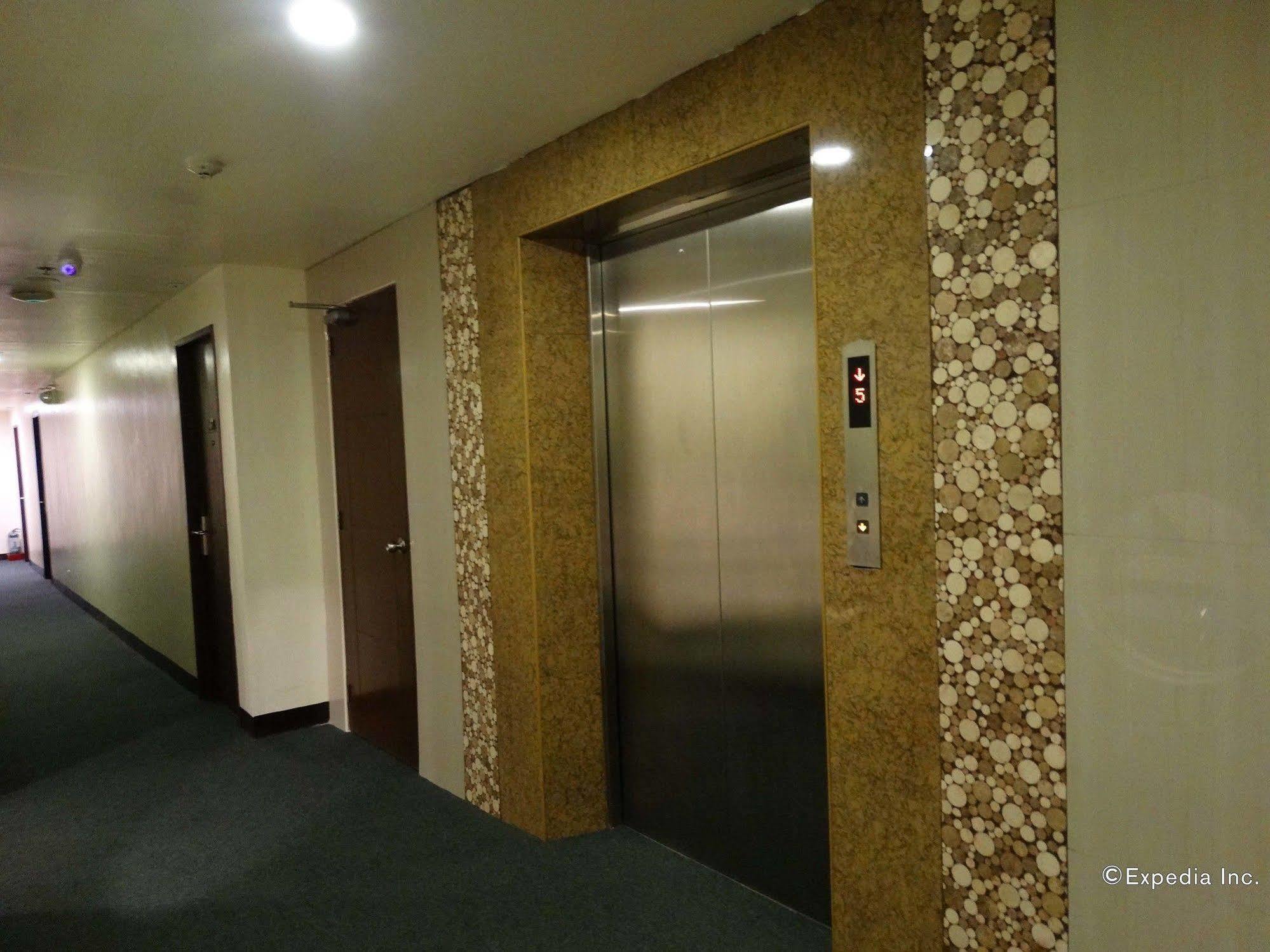 D Circle Hotel Manille Extérieur photo