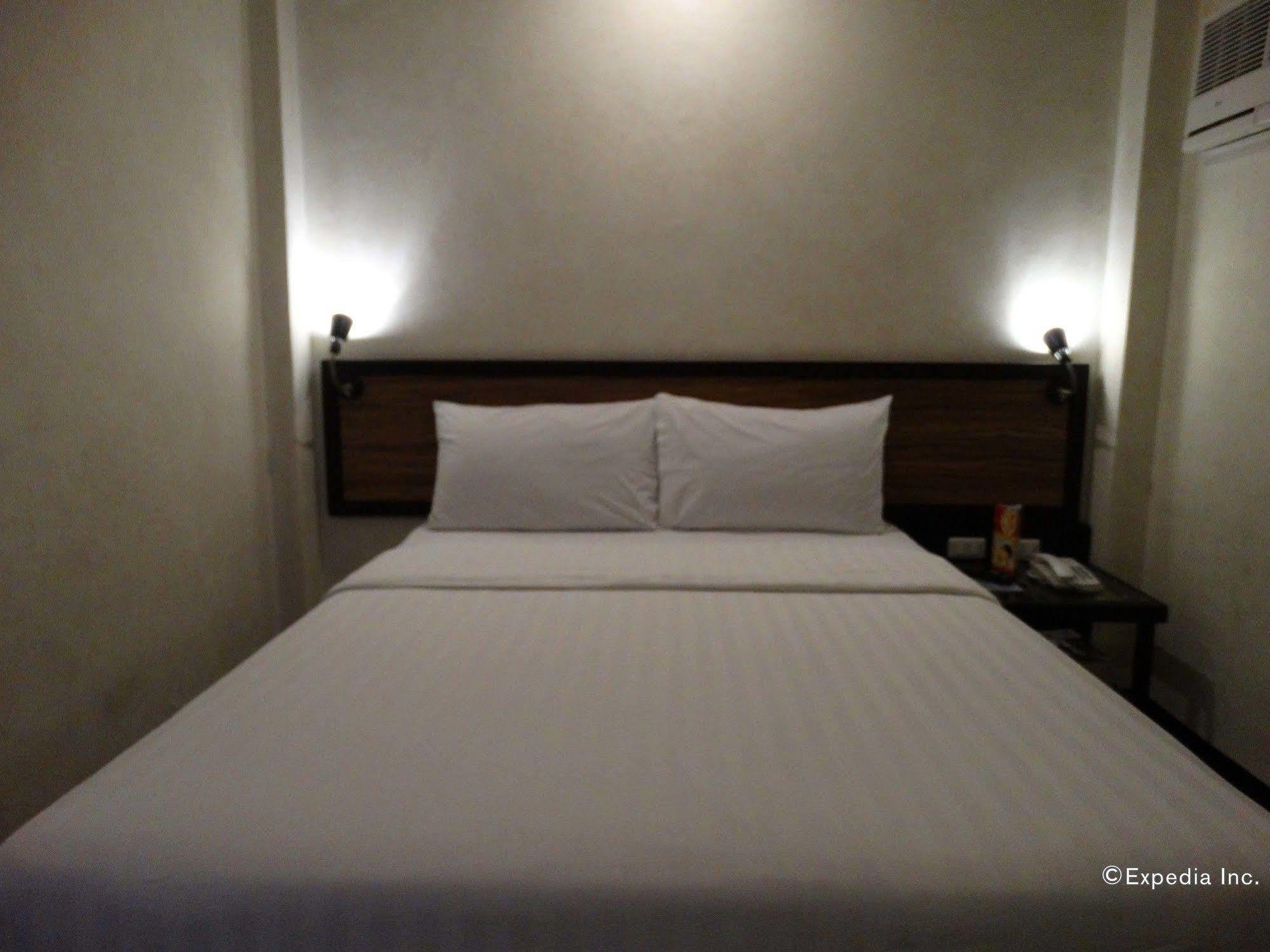 D Circle Hotel Manille Extérieur photo